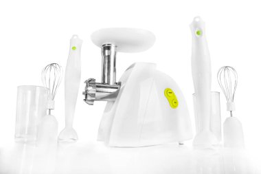 Beyaz arka planda elektrikli et öğütücü ve blender. Mutfak için küçük aletler. evde yemek pişirmek