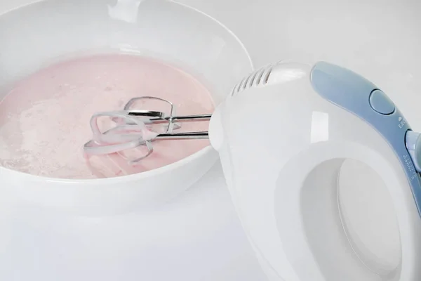 Mikser Bije Różowy Krem Ciasto Małe Urządzenia Kuchni — Zdjęcie stockowe