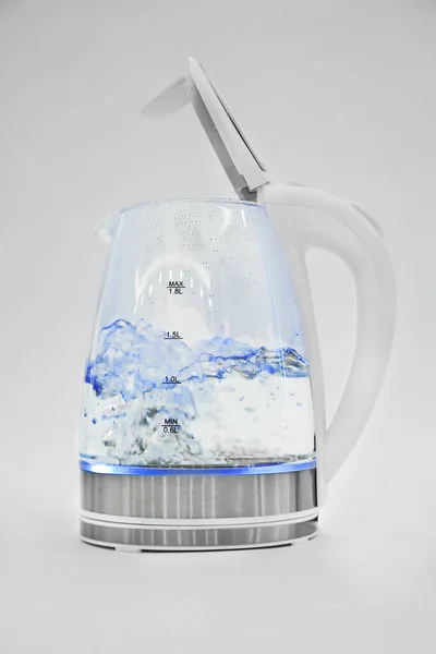 Νερό Βράζει Ένα Διαφανές Ηλεκτρικό Βραστήρα Λευκό Φόντο Μακροεντολή Μικρές — Φωτογραφία Αρχείου