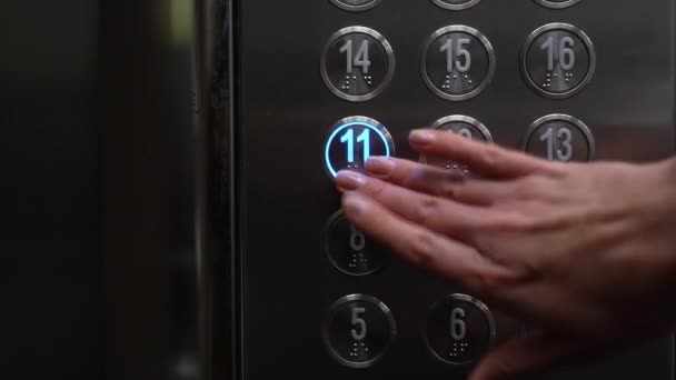 Ліфт Люди Піднімаються Ліфт Натискають Кнопку Металевий Сучасний Ліфт Будинку — стокове відео