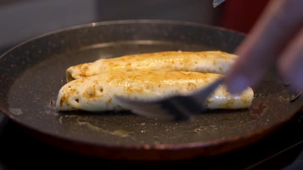 Fille Frites Pancakes Dans Une Casserole Avec Beurre Femme Cuisinier — Video