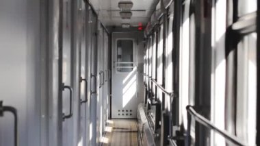 Tren koridoru. Şafak vakti bir trenin penceresinden geçen ışığın parıltısı.