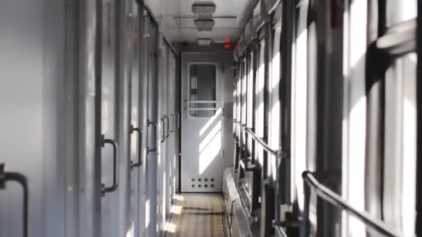 Tren Koridoru Şafak Vakti Bir Trenin Penceresinden Geçen Işığın Parıltısı — Stok video