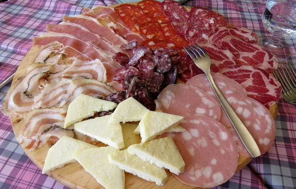 Antipasti tallrik med kallskuret Stockbild