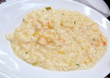 Deniz ürünleri risotto beyaz plaka üzerinde