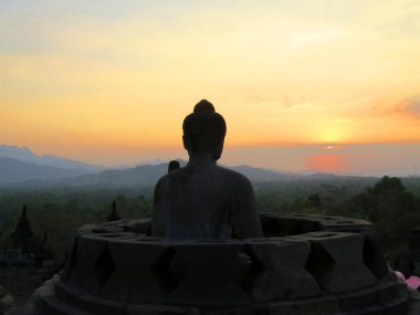 Stupa Buddha gün batımında Borobudur tapınağında.
