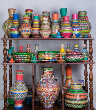 Ahşap saklama raflar içinde yığılmış renkli boyalı Seramik vazolar