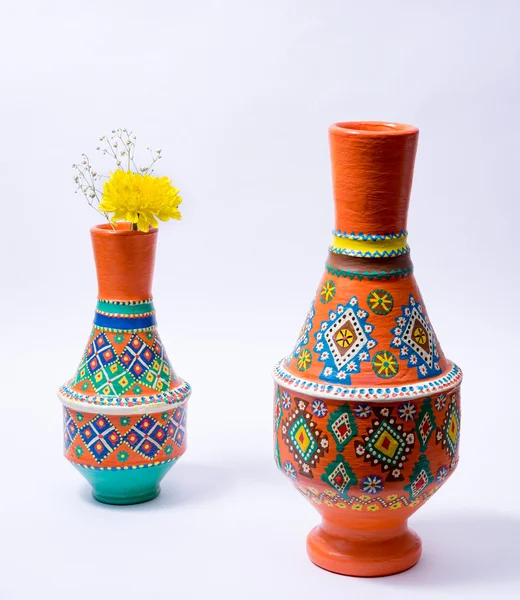 Dos jarrones de cerámica de colores con flor amarilla sobre fondo blanco — Foto de Stock