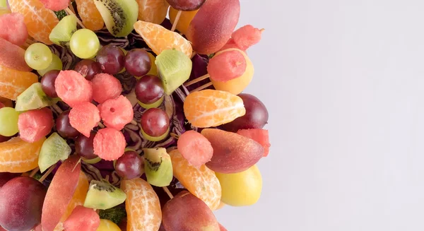 Cesta de frutas sobre fondo blanco —  Fotos de Stock