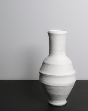 Beyaz seramik vazo siyah tablo ve beyaz duvar