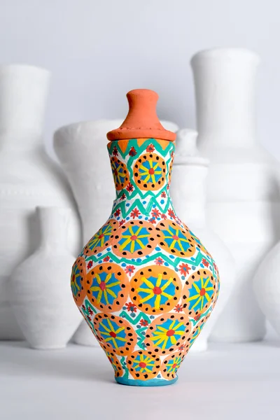 Vaso de cerâmica colorido decorado egípcio no fundo de vasos brancos — Fotografia de Stock