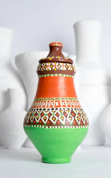 Egyptské zdobené barevné keramiky váza na pozadí bílé vázy — Stock fotografie
