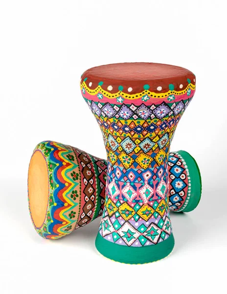 İki kadeh davul (Ayrıca kadeh davul, tarabuka, darbuka, debuka)