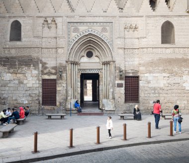 Açık ayrıcalık gösterilen giriş teolojik okul ve Sultan Kalavun türbesi, Moez Street, Kahire, Mısır