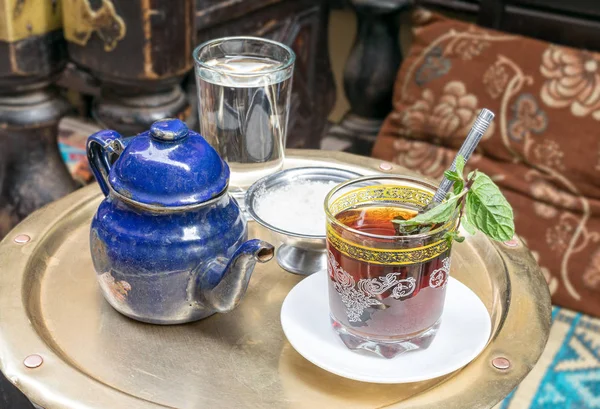Zestaw do herbaty tradycyjne mint na miedzi tabeli, Kair, Egipt — Zdjęcie stockowe