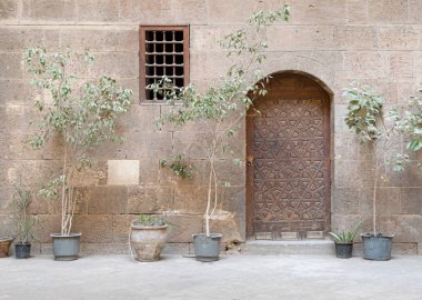Süslü ahşap kapı ve ahşap ızgara, Cairo ile küçük pencere