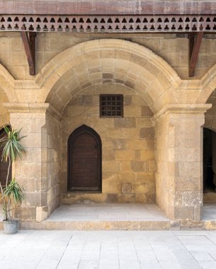 Kapı ve pencere, Kervansarayı (Wikala)-Bazaraa, Kahire, Mısır