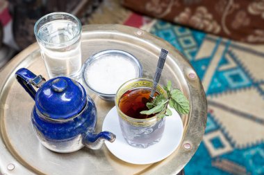 Geleneksel nane çay seti bakır tablo, Cairo, Mısır