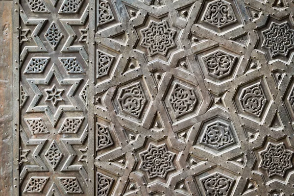 Adornos de la puerta de bronce de una antigua mezquita — Foto de Stock