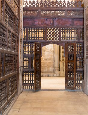 Ahşap duvar (mashrabiya) ile ahşap süslü kapı Aralanmış
