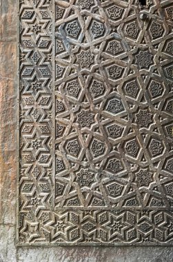 Eski bir cami bronz-plaka kapı süsleri