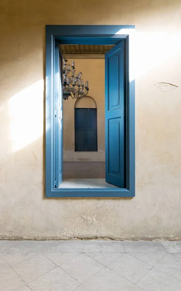 Ventana de madera azul abierta con pared de yeso vintage —  Fotos de Stock
