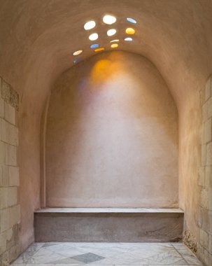 Renkli dairesel şekilli çatı delik tarafından ışıklı kemerli taş duvar 