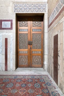 Eski kapı (Arabesk) dekore edilmiş ve renkli mermer dekore edilmiş 