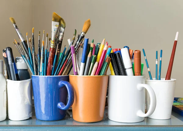 Farklı kullanılan Boya fırçaları, bilenmiş renkli kalemler, kalemler ve işaretleyiciler kapat