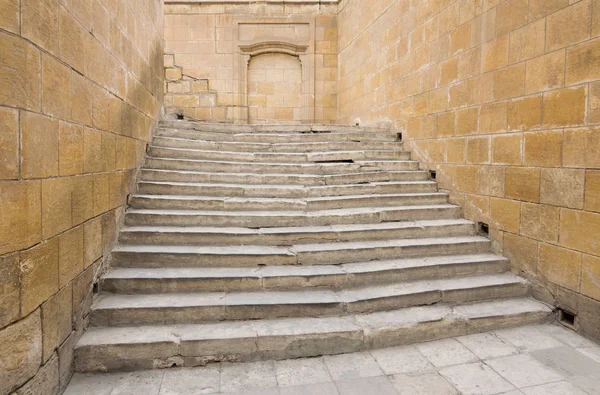 Escalier ancien en pierre, encadré par des murs en pierre de trois côtés — Photo