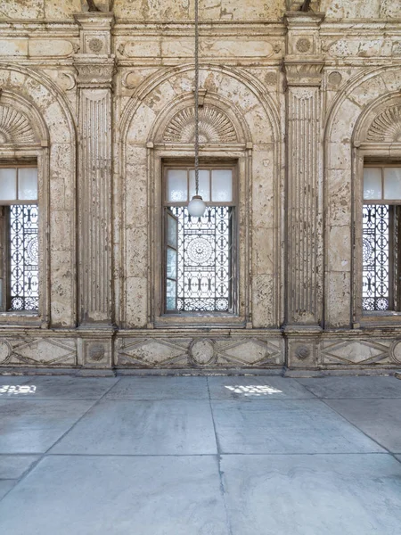 Üç bitişik kemerli pencere dekore edilmiş demir ızgara üzerinde beyaz mermer ile duvar, Kahire, Mısır dekore edilmiş