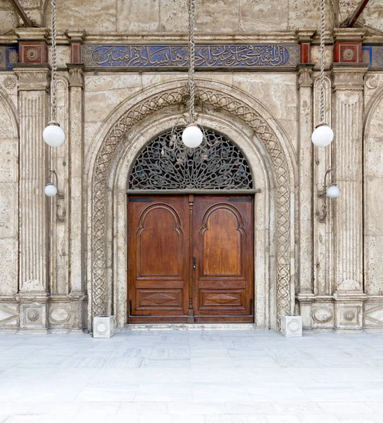 Puerta adornada de madera sobre pared decorada de mármol blanco — Foto de Stock