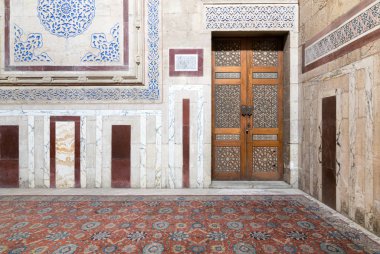 Al Rifaii Camii Royal iç süslü mermer duvar ve süslü ahşap kapı, Cairo, Mısır