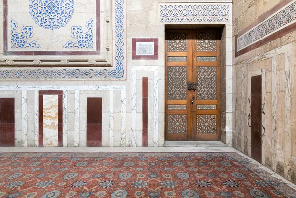 Interior de la Mezquita Al Rifaii (Mezquita Real) con pared de mármol decorado y puerta de madera ornamentada, El Cairo, Egipto — Foto de Stock