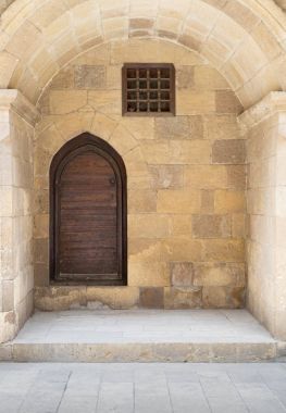 Yaşlı tahta gömme taştan bir duvar, süslü tonozlu Ortaçağ Cairo, Mısır