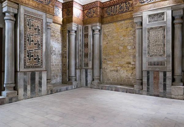 Vista interior de las paredes de mármol decoradas que rodean el cenotafio — Foto de Stock