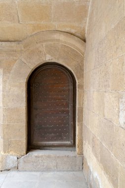 Süslü kapı ve taş duvar ahşap yaşlı tonozlu