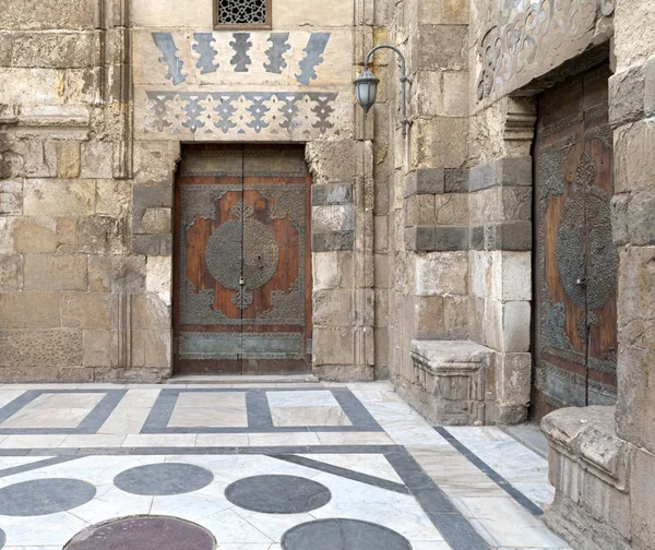 İki yaşlı doorsm, eski Kahire, Mısır