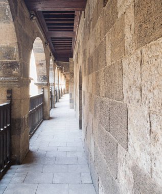 Araya eklenmiş ahşap korkuluklar Kervansarayı (Wikala) Bazaraa avlusu çevreleyen Arcade ile bir kemer açılı görünümü