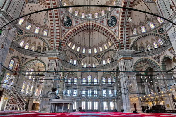 Мечеть Фатих, общественная мечеть Османской империи в районе Фатих Стамбула, Турция — стоковое фото