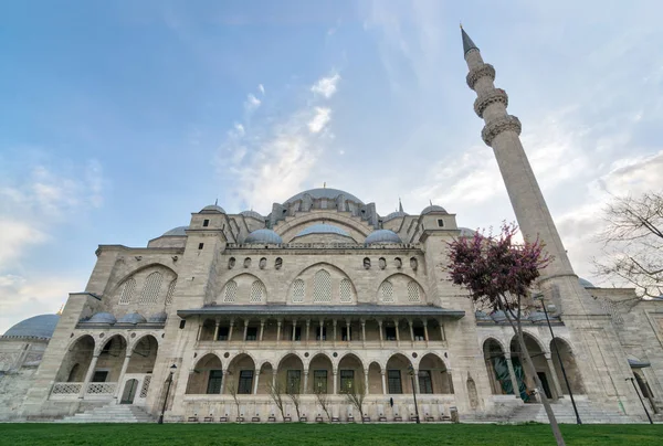 Внешний низкоугольный снимок мечети Сулеймание, османской имперской мечети, расположенной на третьем холме Стамбула, Турция, и второй по величине мечети в городе — стоковое фото
