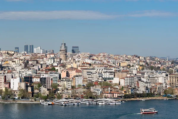 Vista de la ciudad desde la mezquita Suleymaniye con vistas al Cuerno de Oro con la Torre Galata en el fondo — Foto de Stock