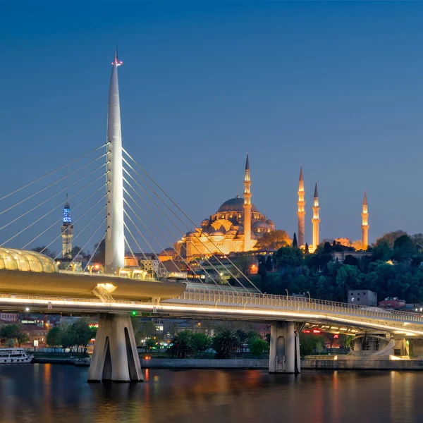 Night shot of Golden Horn Metro Bridge overlapping Suleymaniye Mosque, Istanbul, Turkey — Stock Photo, Image