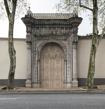 Çırağan Sarayı Çırağan Caddesi'nde, eski bir Osmanlı Saray, Istanbul, Türkiye'nin önde gelen kapılardan birini
