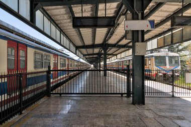 İç atış Haydarpasha demiryolu terminali şekil metal kafes ve iki renkli boş tren, Kadıköy, Istanbul, Türkiye