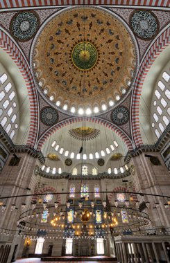 Süleymaniye Camii, 1557, üçüncü Hill Istanbul, Türkiye üzerinde bulunan yerleşik bir Osmanlı imparatorluk Camii iç düşük açılı çekim