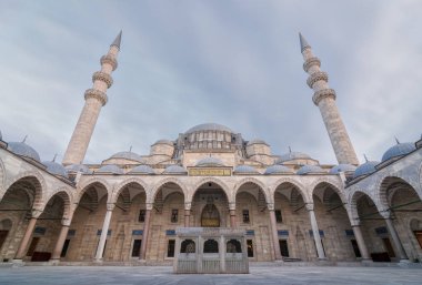 Süleymaniye Camii, üçüncü Istanbul Hill,'üzerinde yer alan bir Osmanlı imparatorluk Camii dış düşük açılı gün çekim