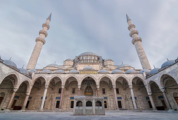 Süleymaniye Camii, üçüncü Istanbul Hill,'üzerinde yer alan bir Osmanlı imparatorluk Camii dış düşük açılı gün çekim