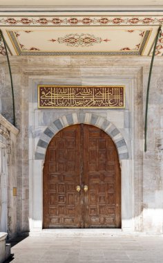 Süslü kapı ve Sulaymaniye Camii, Istanbul, taş duvar ahşap yaşlı tonozlu