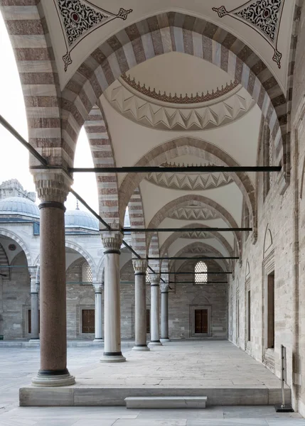 Sulaymaniye Camii, Fatih İlçesi, Istanbul, Türkiye'de giden geçit